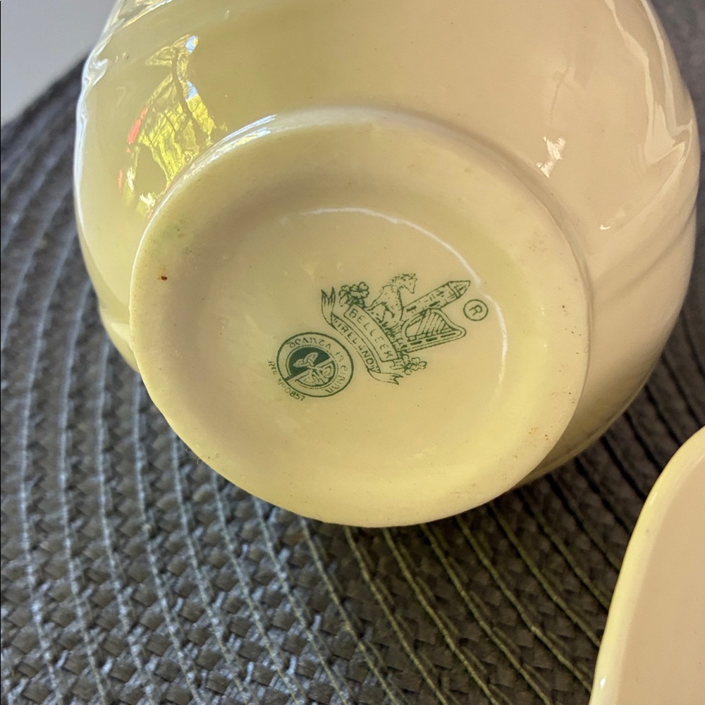 Belleek Irish China. Elegant Cream and Green Ceramic Vase Set - Picture 3 of 4